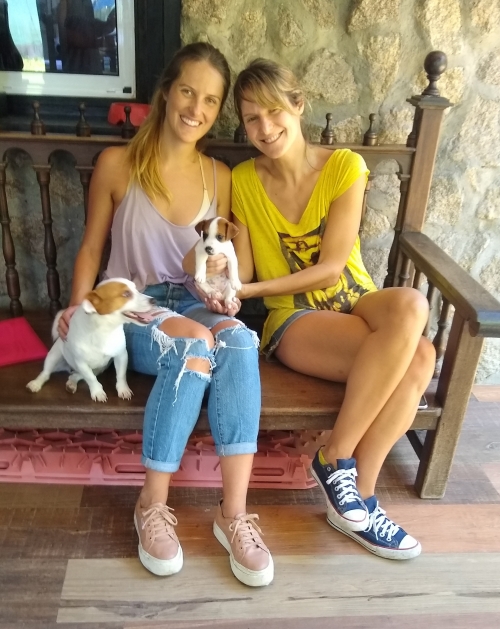 Debbie com sua nova família! E a Aira não perde uma oportunidade de fazer amizade!